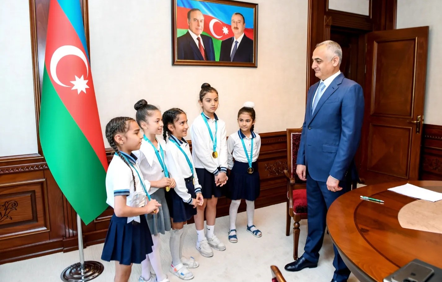 Fuad Nəcəfli ölkə və beynəlxalq səviyyəli müsabiqə və yarışlarda qalib olan şagirdlərlə görüşüb