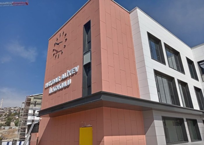 Kahramanmaraşda yeni inşa edilən Azərbaycan məhəlləsində məktəbin açılışı olub