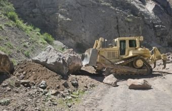 Bist kənd avtomobil yolunda qaya uçqunu baş verib -