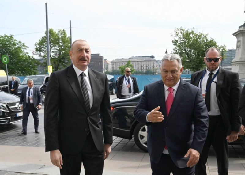 İlham Əliyev Budapeştdə TDT-nin Dövlət Başçıları Şurasının qeyri-rəsmi iclasında iştirak edib -