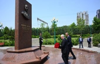 Azərbaycan və Özbəkistanın Baş nazirləri Daşkənddə Heydər Əliyevin barelyefini ziyarət edib
