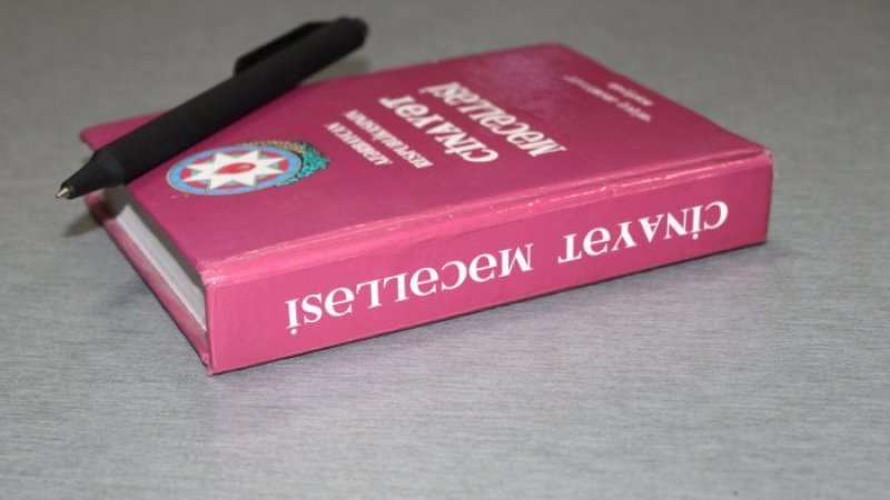 Cinayət işi ittiham aktı ilə prokurora daxil olduqda hansı qərarları qəbul etməlidir? -