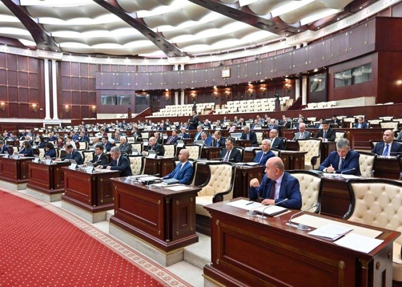 Ədliyyə orqanları və icra məmurları haqqında dəyişiklik son oxunuşda qəbul edilib
