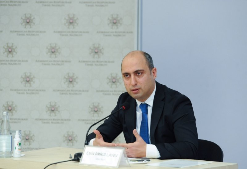 Emin Əmrullayev: Məktəblərdə müəllimin borcu oxumayan uşaqlarla işləməkdir