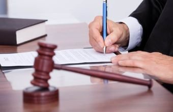 Məhkəmə hansı hallarda fəaliyyət qabiliyyəti olmayan şəxsi yenidən fəaliyyət qabiliyyətli hesab edir?