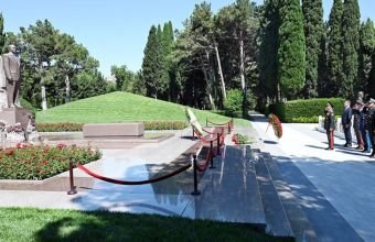Müdafiə naziri Fəxri Xiyabanda və Zəfər parkında olub