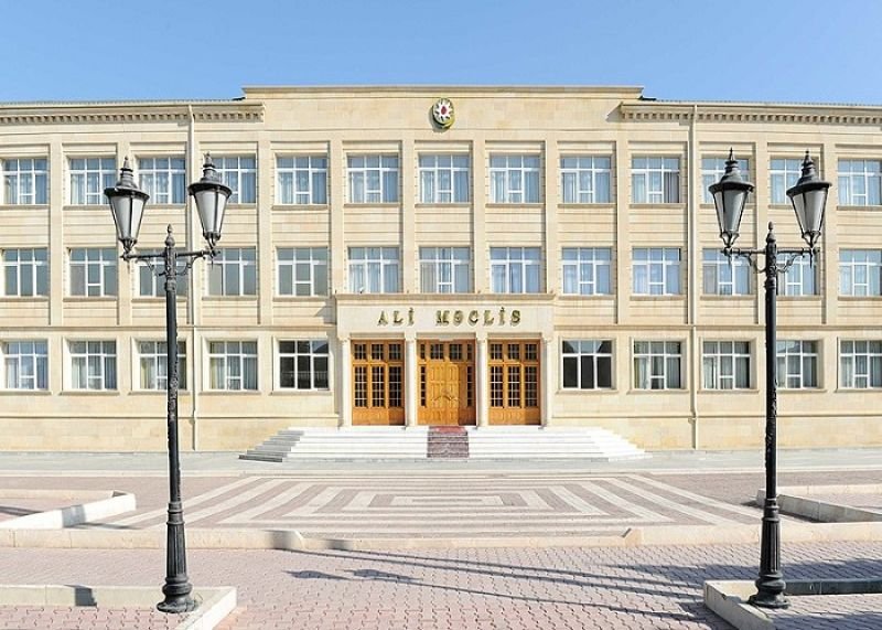Naxçıvanda dövlət qulluqçuları təltif olundu -