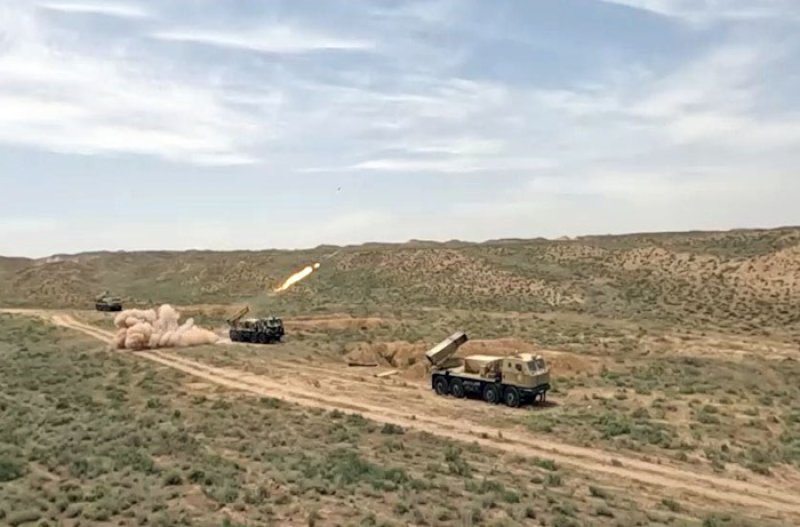 Raket-artilleriya batareyalarının döyüş atışlı taktiki təlimləri keçirilib -