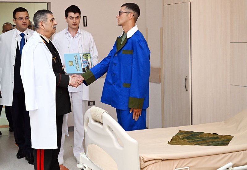 Silahlı Qüvvələr Günündə Müdafiə Nazirliyinin rəhbərliyi hospitalı ziyarət edib -
