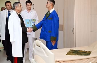 Silahlı Qüvvələr Günündə Müdafiə Nazirliyinin rəhbərliyi hospitalı ziyarət edib -