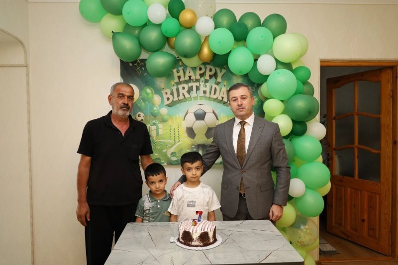Elnar Hüseynov şəhid ailələrini ziyarət edib -