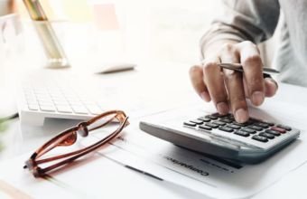 Əmək qanunvericiliyinin pozulması hansı hallarda inzibati məsuliyyətə səbəb olur? -