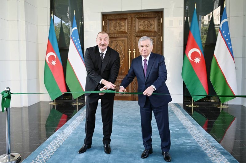 İlham Əliyev və Şavkat Mirziyoyev Özbəkistanın Azərbaycandakı səfirliyinin yeni binasının açılışında iştirak edib -