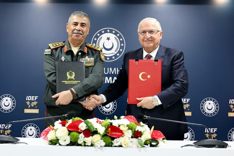 İstanbulda Azərbaycan və Türkiyə müdafiə nazirləri görüşüb -