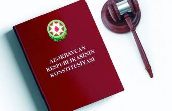 Qanunlar qəbul edildiyi gündən neçə gün müddətində Azərbaycan Respublikasının Prezidentinə imzalanmaq üçün təqdim edilir? -