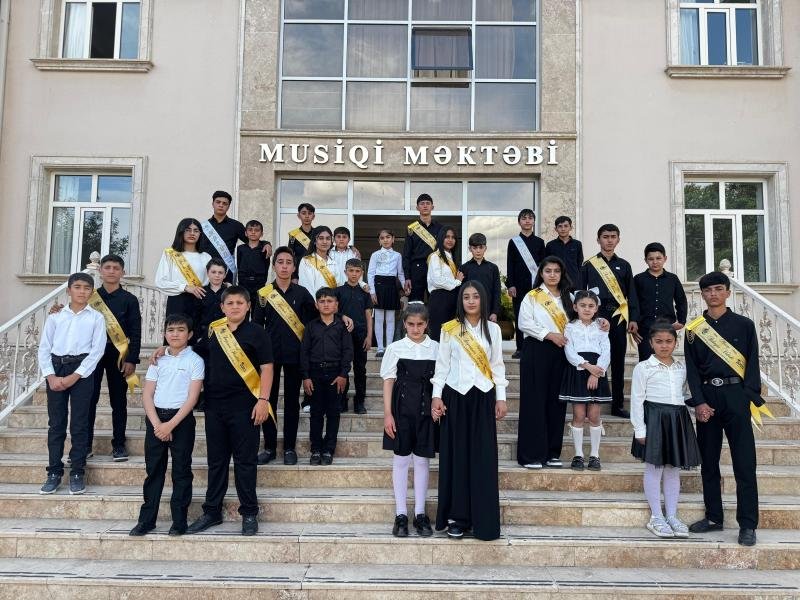 Qərbi Azərbaycandan olan ailələrin uşaqları məzun olublar