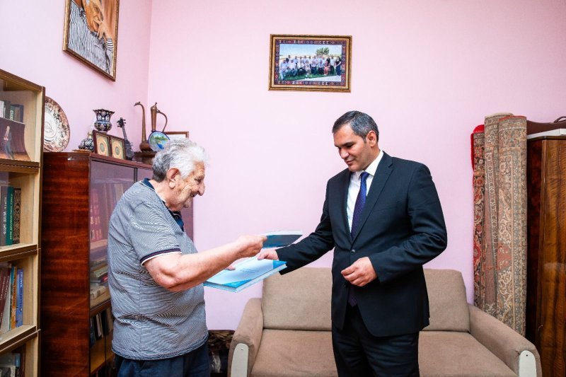 Qəzənfər Abdullayev görkəmli tarzən Əkrəm Məmmədlini ziyarət edib -