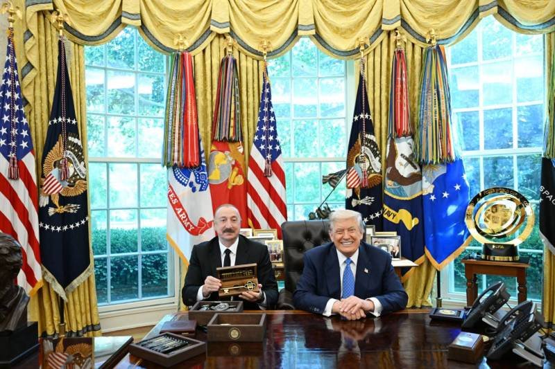 Donald Tramp İlham Əliyevə xüsusi hədiyyə verib