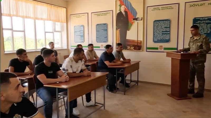 ƏÜO-da hərbi vəzifəlilərlə təlim toplanışı keçirilir -