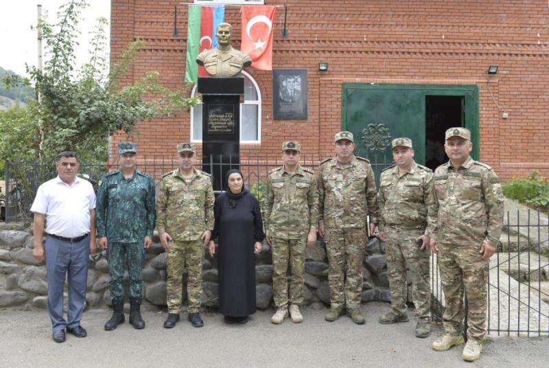 Hərbi prokuror şəhidin ailə üzvləri ilə görüşüb -