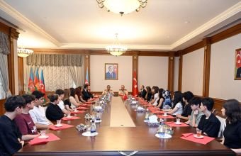 Müdafiə naziri türkiyəli şəhid ailələri ilə görüşüb -