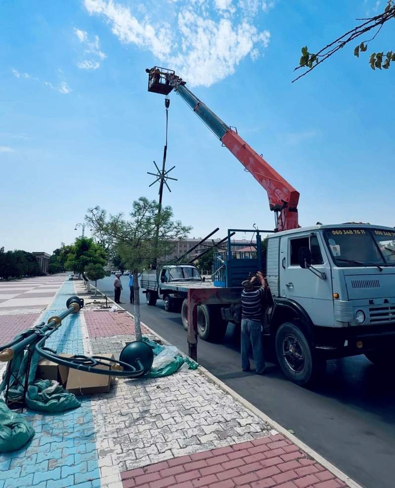 Naxçıvan şəhərində yeni işıq dirəkləri quraşdırılır -