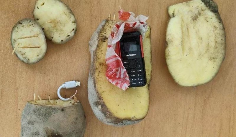 Təcridxanaya kartofun içərisində telefon keçirməyə çalışan şəxs tutulub