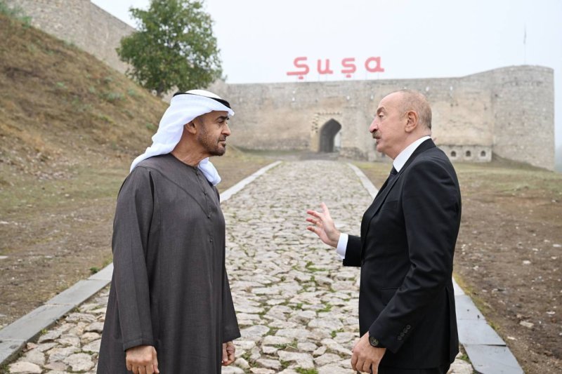 Azərbaycanın və Birləşmiş Ərəb Əmirliklərinin prezidentləri Şuşa qalasının önündə foto çəkdiriblər -