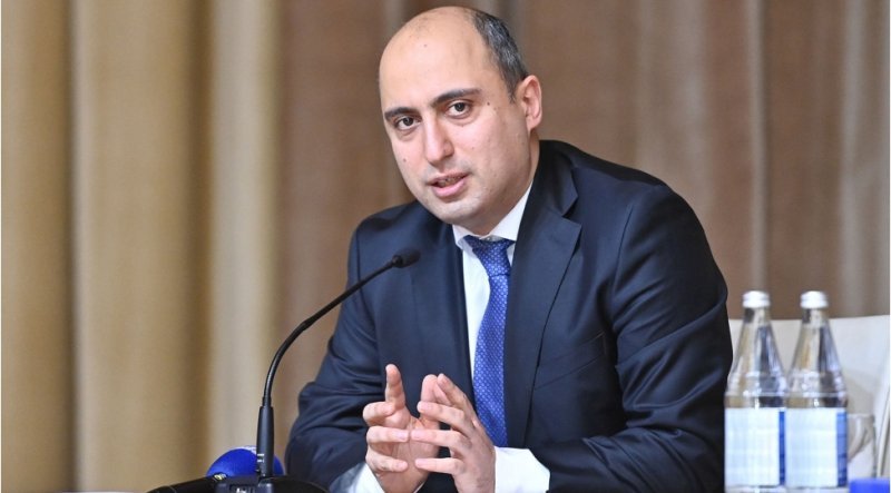 Emin Emrullayev : Hər üç şagirddən biri minimal savadlılıq tələblərini ödəmir