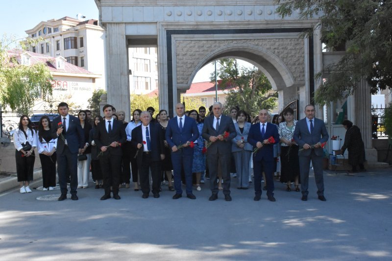Naxçıvan Müəllimlər İnstitutunun kollektivi Şəhidlərin məzarını ziyarət edib -