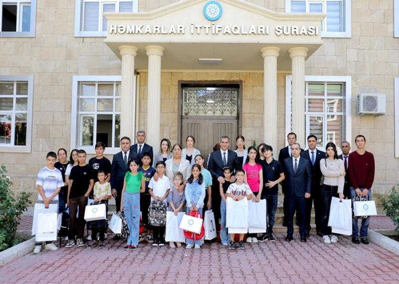 Naxçıvanda sosial qayğıya ehtiyacı olan uşaqlara məktəbli geyimləri və dərs ləvazimatları təqdim olunub -