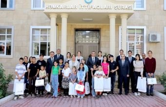 Naxçıvanda sosial qayğıya ehtiyacı olan uşaqlara məktəbli geyimləri və dərs ləvazimatları təqdim olunub -