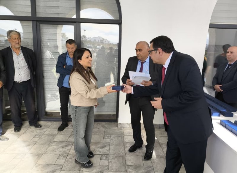 Ağdam rayonunun Xıdırlı kəndinə köçən ailələrə mənzillərin açarları təqdim edilib -