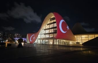 Heydər Əliyev Mərkəzi Türkiyə bayrağı ilə proyeksiya olunub