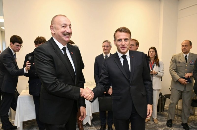 İlham Əliyev Kopenhagendə Emmanuel Makronla görüşüb