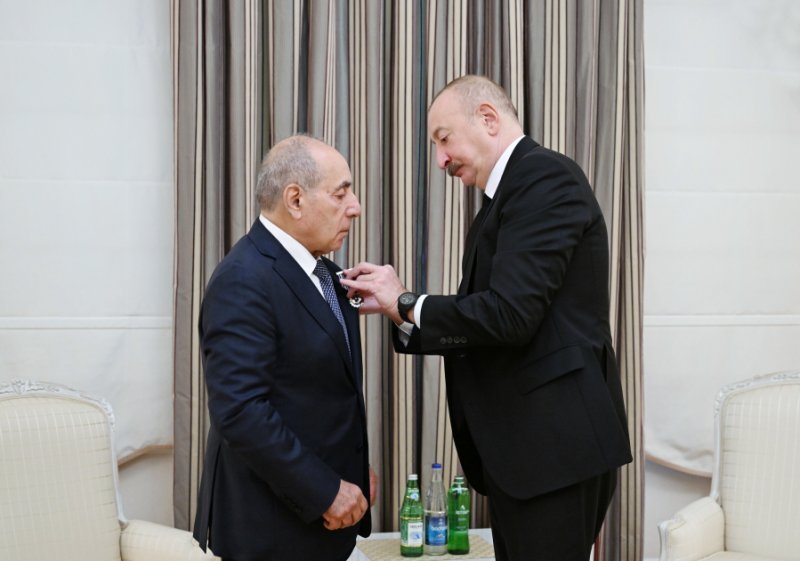 İlham Əliyev Yaqub Eyyubova "İstiqlal" ordenini təqdim edib -