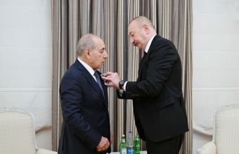 İlham Əliyev Yaqub Eyyubova "İstiqlal" ordenini təqdim edib -