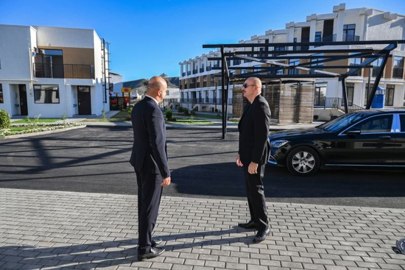 İlham Əliyev Zəngilan şəhərində 104 mənzilli yaşayış kompleksində görülmüş işlərlə tanış olub -