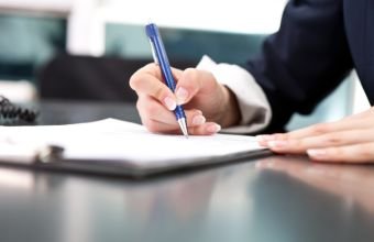 İşçi öz ərizəsi ilə işdən çıxmaq istədikdə nə qədər müddət əvvəl işəgötürənə xəbərdarlıq etməlidir? -