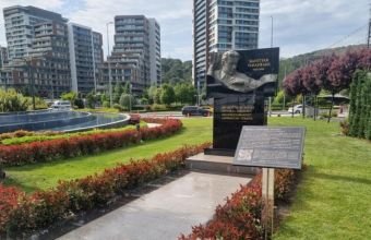 İstanbulda Bəxtiyar Vahabzadənin barelyefinin açılışı olub