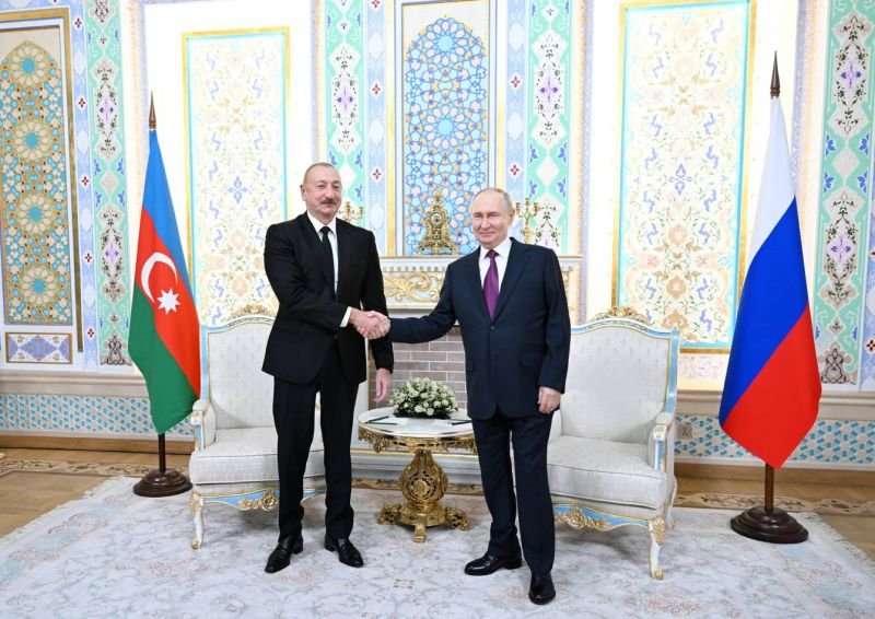 lham Əliyevin Vladimir Putinlə təkbətək görüşü keçirilib -