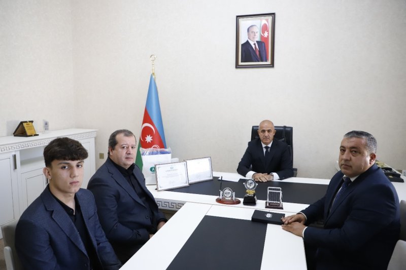 Məcid Seyidov MDB Oyunlarının medalçısını mükafatlandırıb -