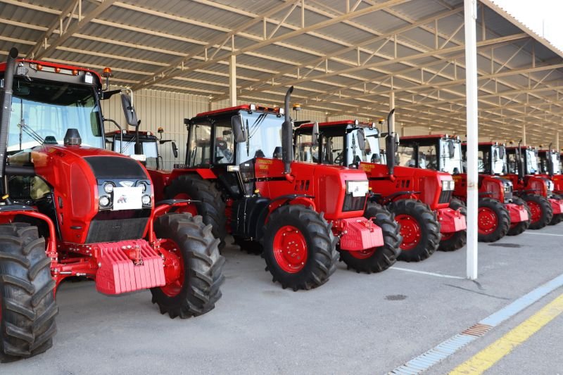 Naxçıvanda fermerlər 3 milyon manatlıq kənd təsərrüfatı texnikası ilə təmin olunub