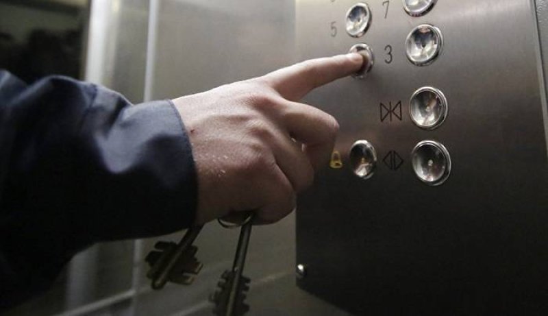 Naxçıvanda liftdə köməksiz vəziyyətdə qalan şəxslər xilas edilib