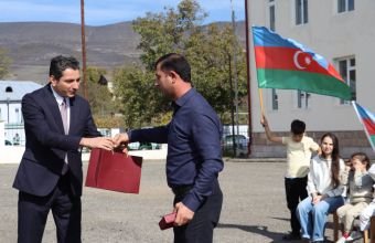 Növbəti köç karvanı Xocalının Təzəbinə kəndinə çatıb: mənzillərin açarları təqdim olunub -