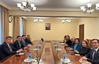 Türkiyə XİN başçısının müavini Hikmət Hacıyevlə ikitərəfli münasibətləri müzakirə edib