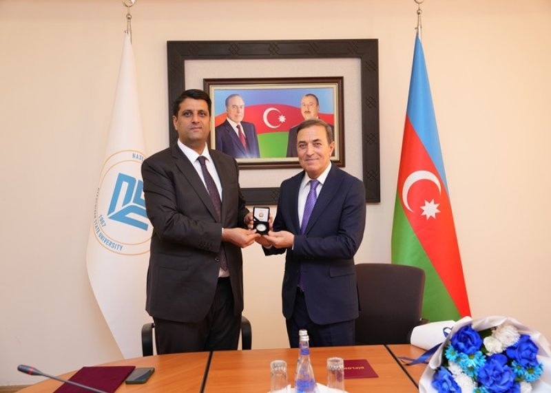 Xalq artisti Mənsum İbrahimova "Naxçıvan Dövlət Universitetinin Fəxri professoru" diplomu təqdim olunub -