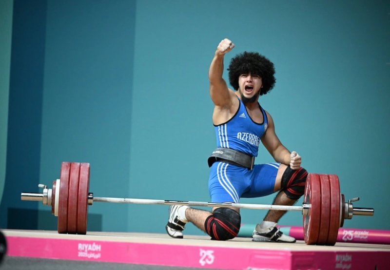 Azərbaycan ağırlıqqaldıranı İslamiadanı üç medalla başa vurub