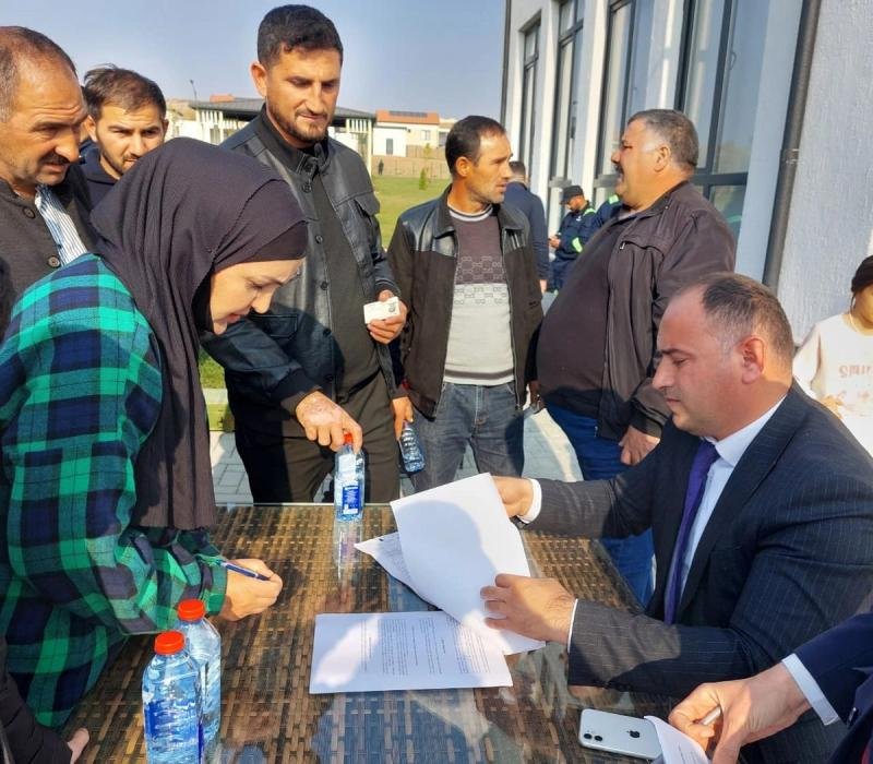 Köç karvanı Horovlu kəndinə çatıb, açarlar təqdim edilib -