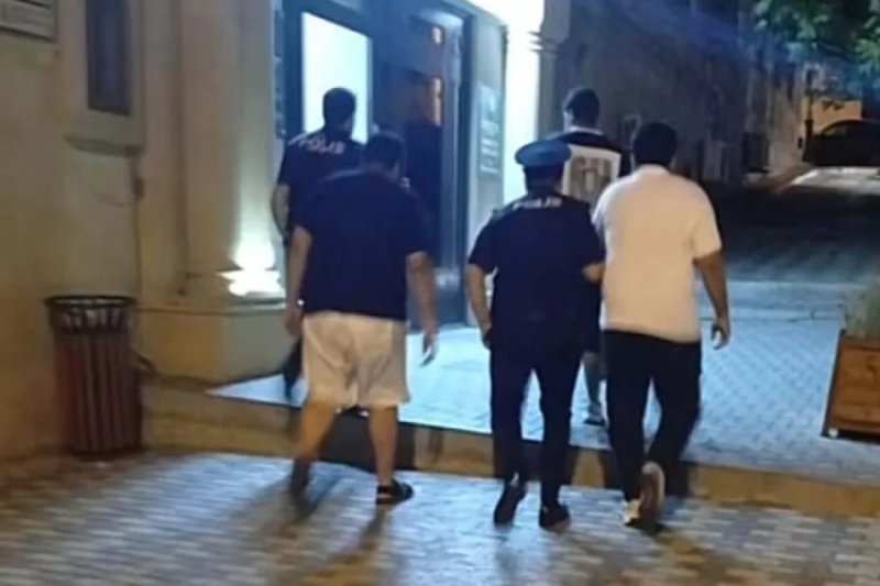 Şəhidlər xiyabanında qeyri-etik videolar çəkən əcnəbilər məhkəmədə Azərbaycan xalqından üzr istəyiblər